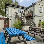 Eden House 펜션 울버스톤